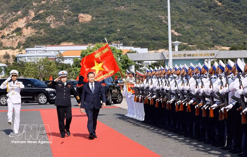 NA Chairman Man Visits Vietnam People's Navy, Emphasizes Maritime Economy and Defense Strategy