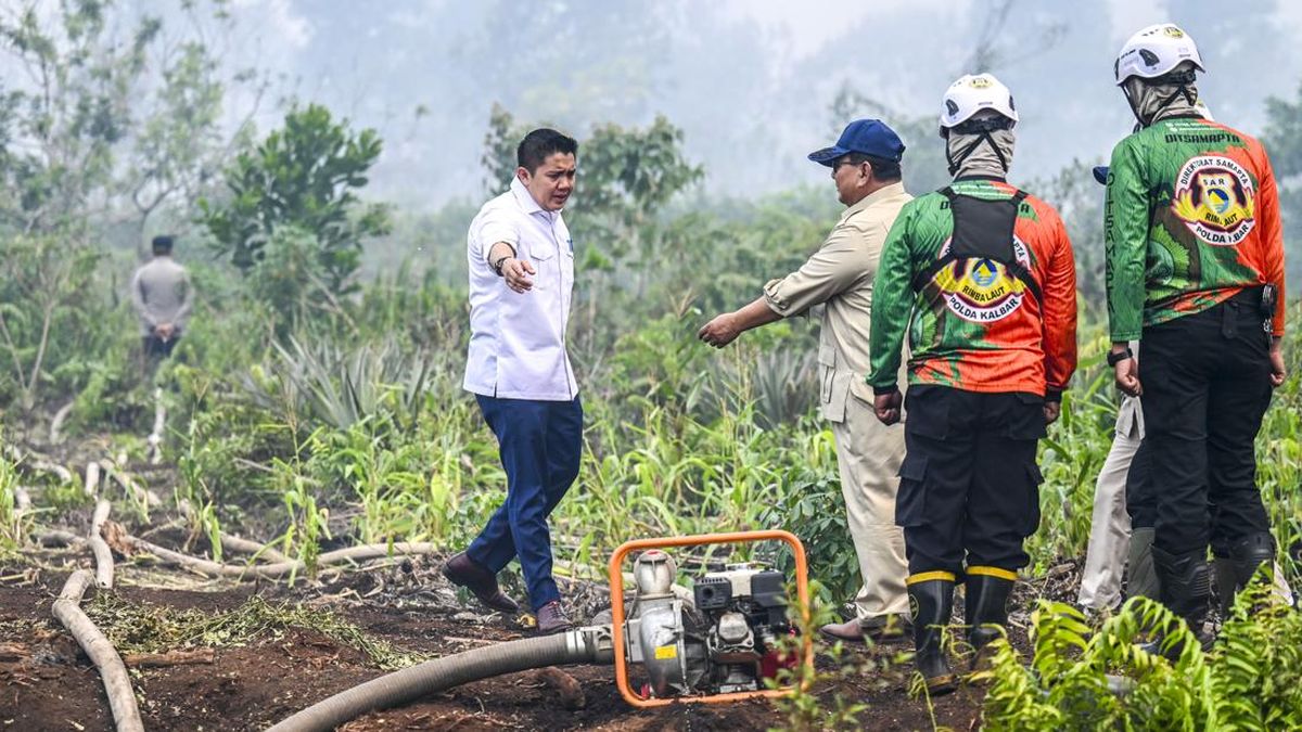 Prabowo Inspects Forest Fire Site in Pontianak