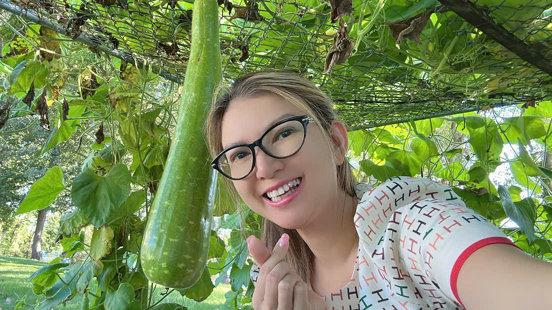 Former Singer Pham Thanh Thao Cultivates a Peaceful Life and Garden in the US