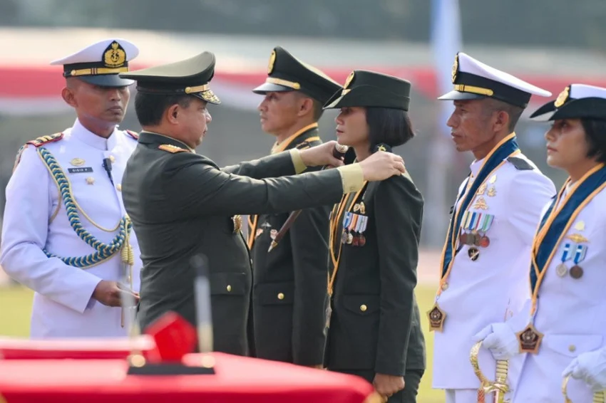 インドネシア軍、新将校1737名を輩出 マゲラン士官学校で卒業式