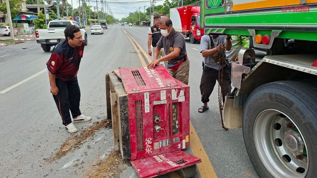 10-Wheel Truck Drops 485kg Air Compressor on Nonthaburi Road