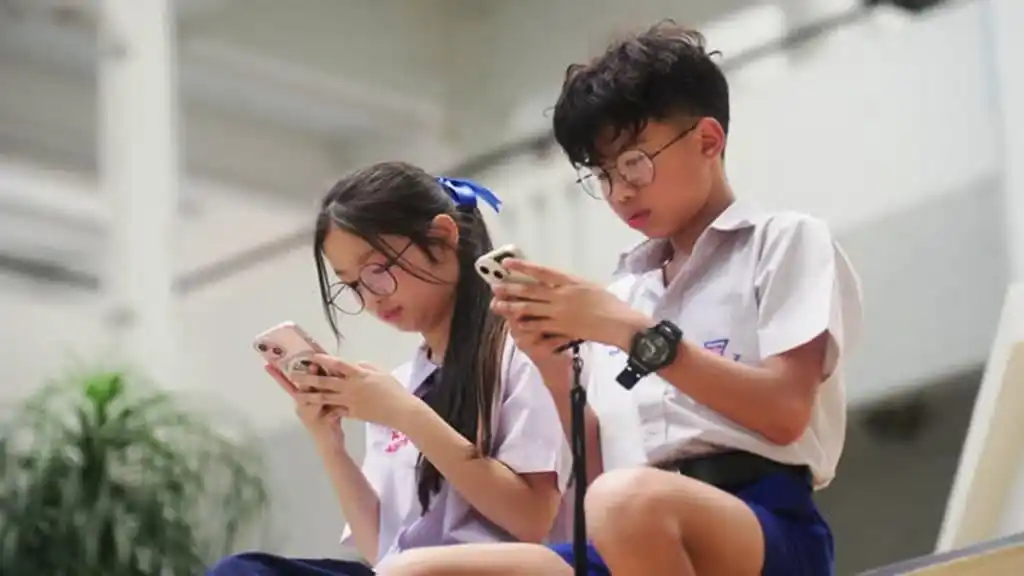 Bangkok School District Bans Mobile Phones from Over 400 Schools