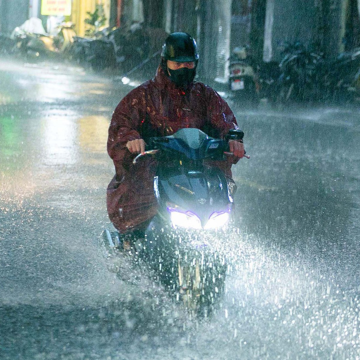 Northern Vietnam Braces for Early Winter Cold Front, Heavy Rains, and Thunderstorms