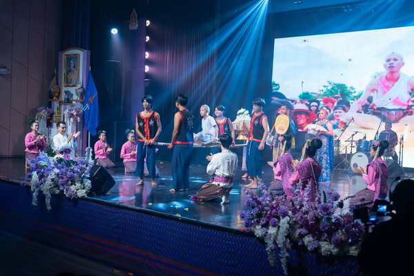 Young Mor Lam Group 'Bua Ubon' Wins Traditional Performance Contest