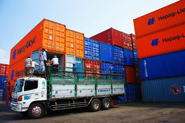 中国、スリランカ港湾物流ハブ計画から撤退 - 投資家誘致に課題