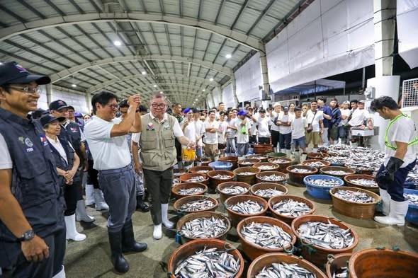 Marcos Inspects Navotas Fish Port for Food Security, Fisherfolk Livelihoods