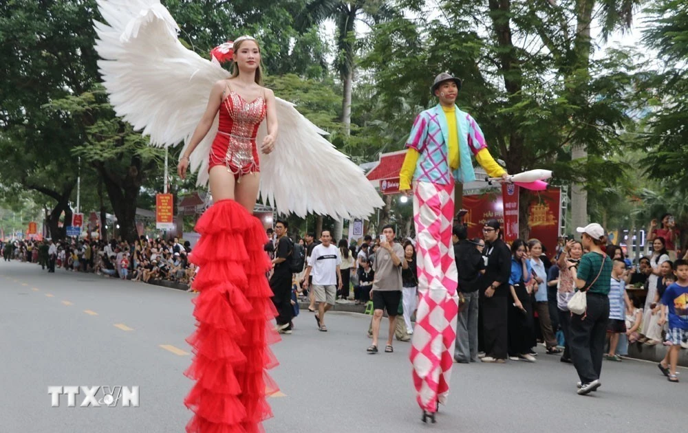 Thousands participate in parade honoring traditional arts in Hai Phong