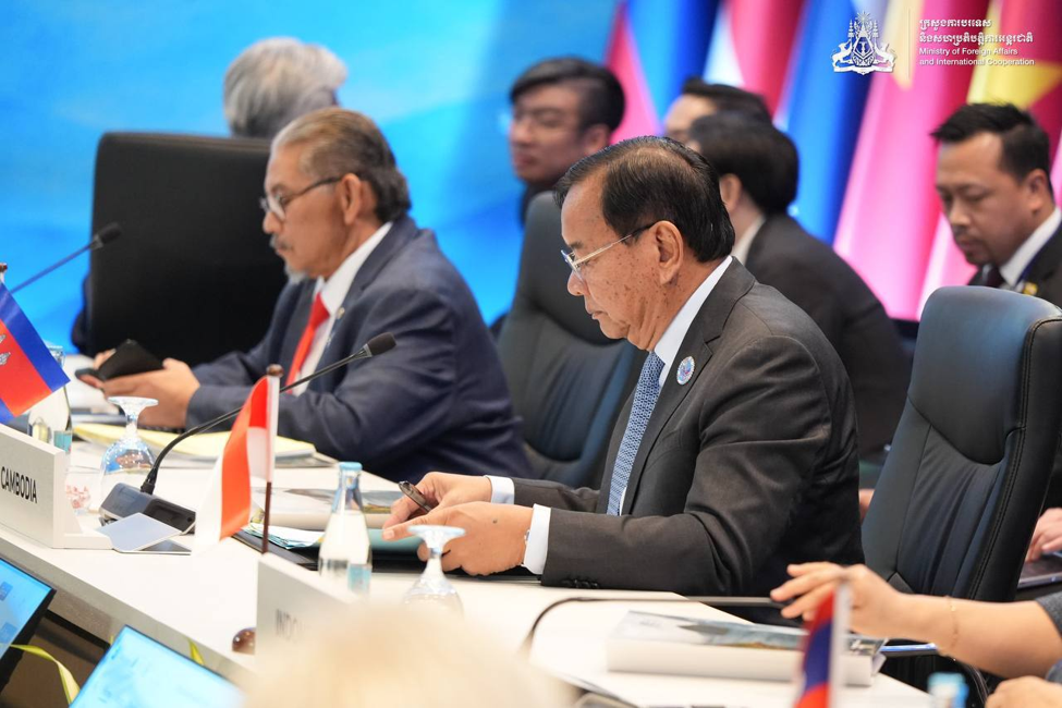 Cambodia Urges ASEAN Support for Return of 20,000 Displaced Civilians