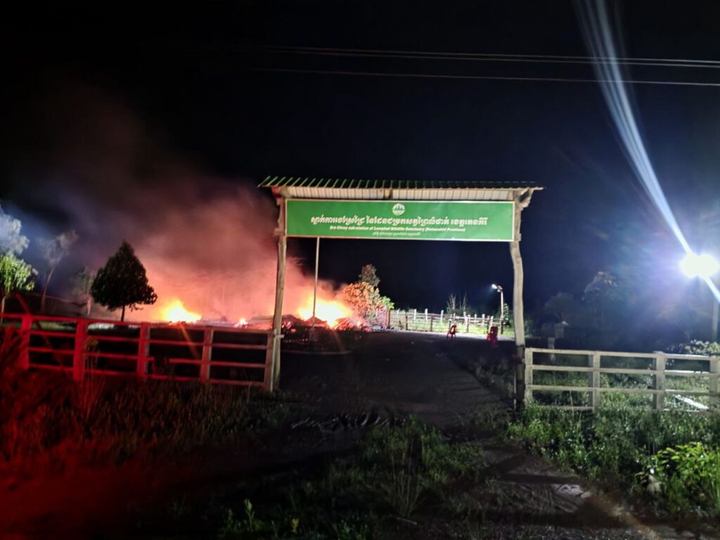 カンボジア:保護区事務所炎上、若者死亡で住民激怒