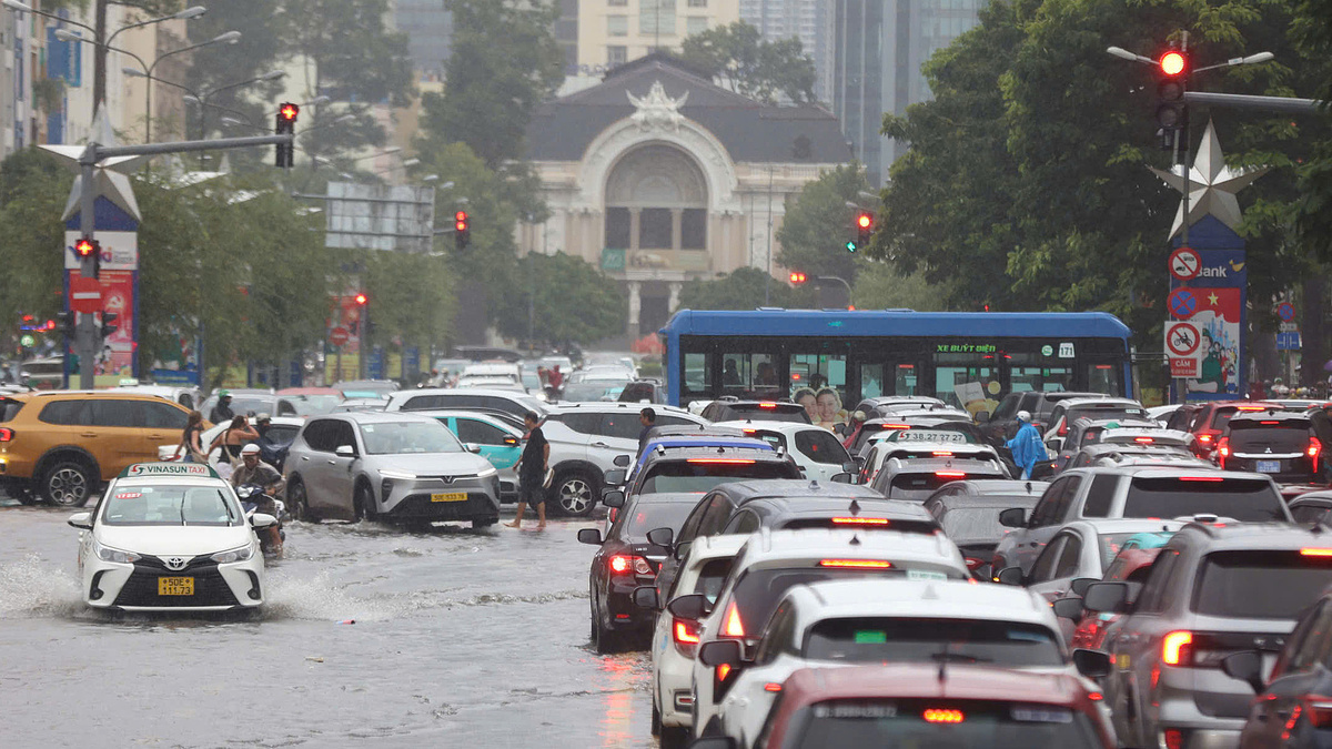 ホーチミン市中心部、豪雨で深刻な浸水、交通網に大混乱