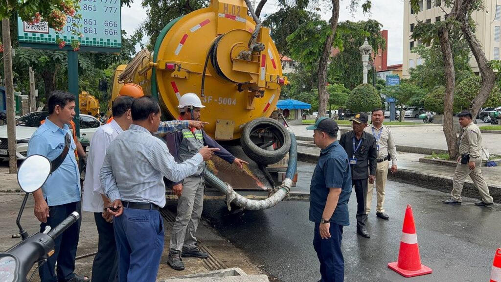 7 Makara District Authorities Continue Drainage System Cleaning to Enhance Flood Prevention