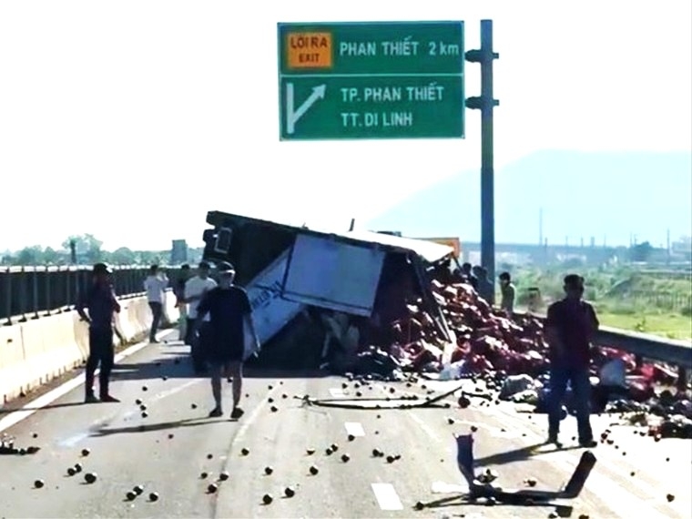 Vinh Hao-Phan Thiet Expressway Temporarily Closed After Truck Overturns