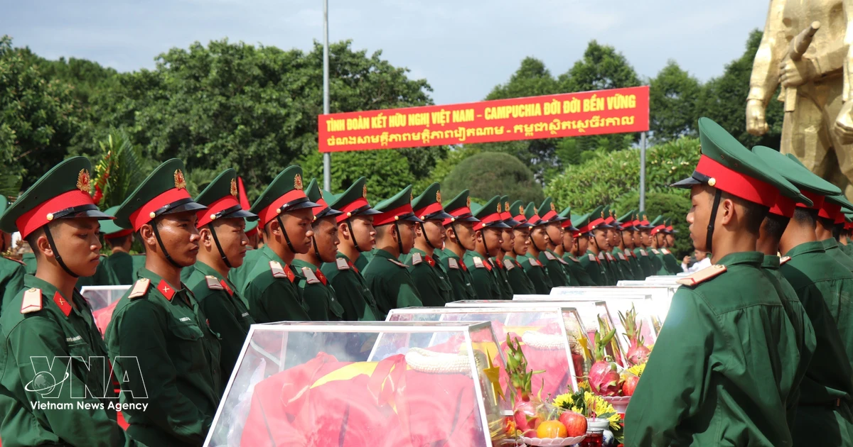 カンボジアから帰還した27人のベトナム兵士、祖国の土を踏む