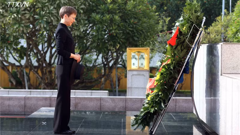 リヒテンシュタイン首相、ベトナム・ハノイで慰霊献花