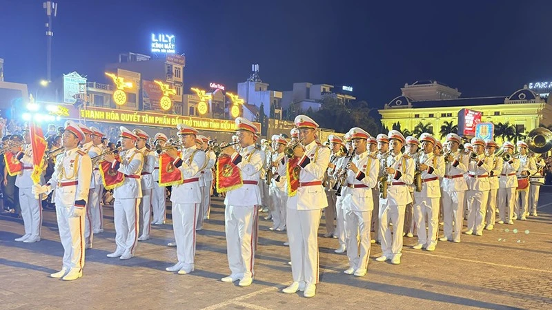 タインホア省で警察音楽隊が市民に奉仕:愛国心と誇りを響かせる