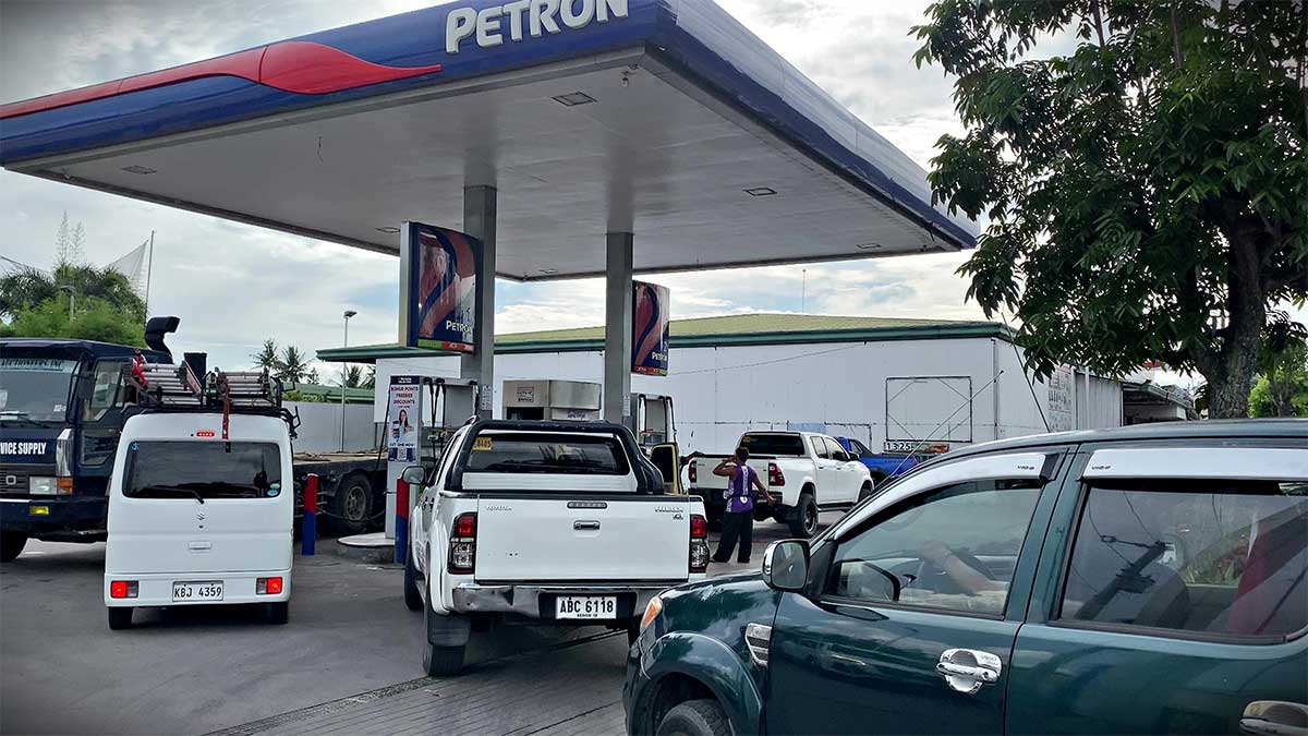 Fuel Price Hike Sparks Long Queues at South Cotabato Gas Stations