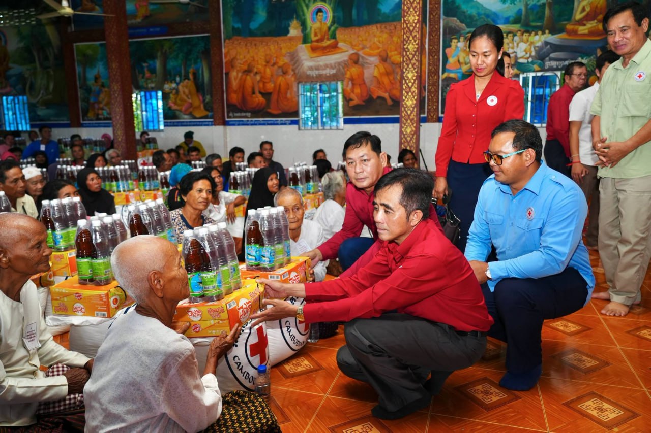 180 Flood-Affected Families in Pursat Receive Humanitarian Aid