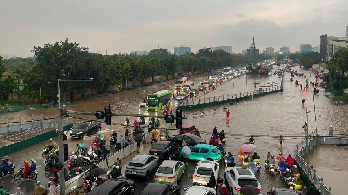 Hanoi Floods in Parts of Long Biên Amid Heavy Rainfall; Drainage System Upgrades Underway