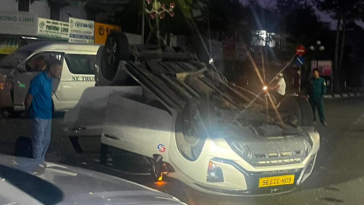 7-Seater Car Overturns After Intersection Collision, 8 Injured