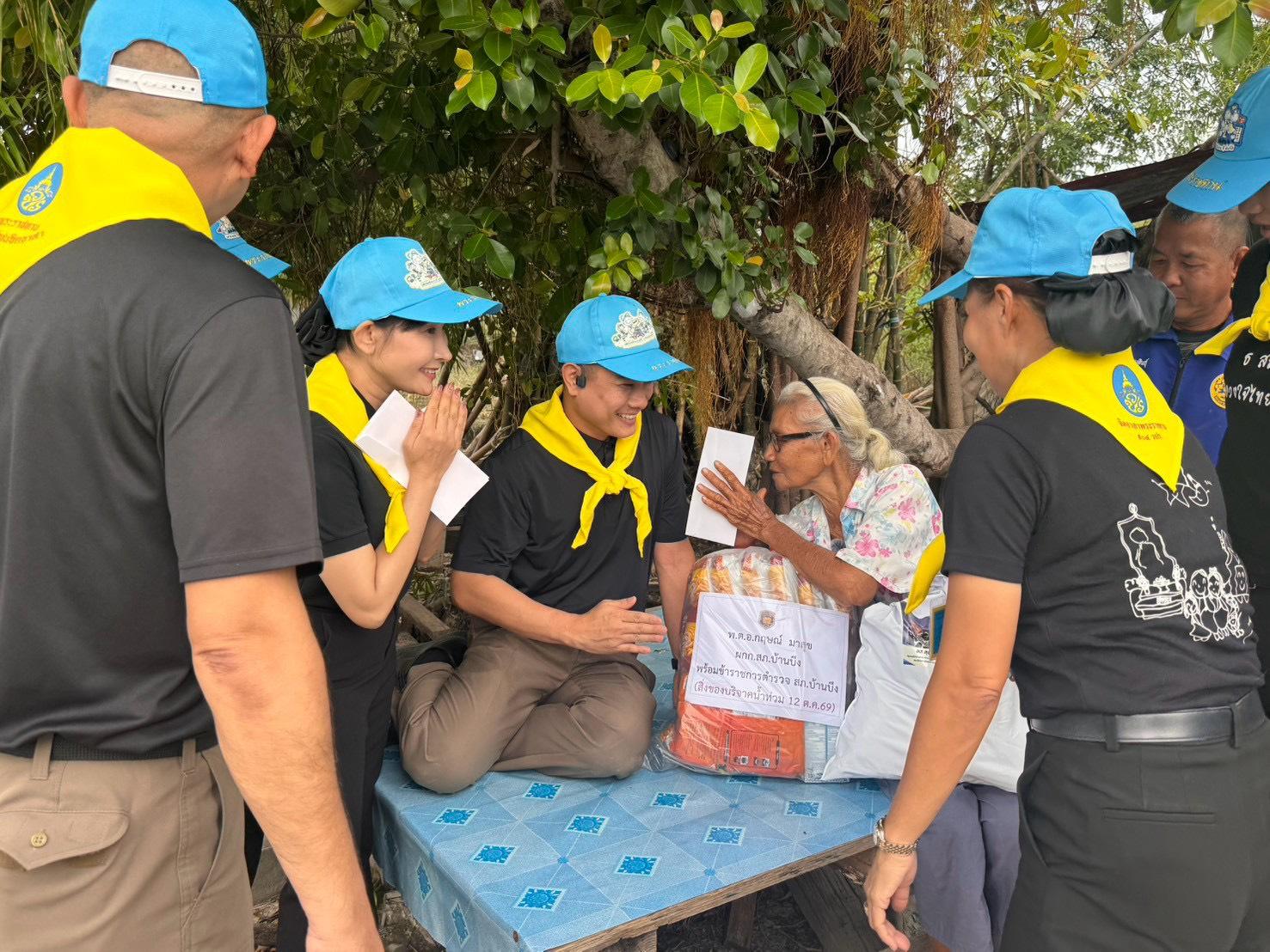 Chonburi Police Stations Collaborate for Flood Relief in Phan Thong
