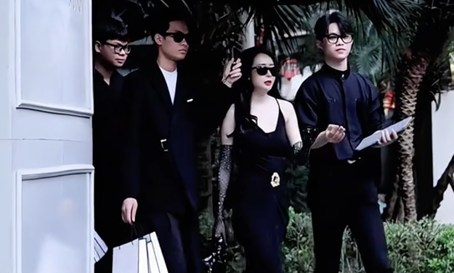Vietnamese Youth Embrace 'Lady Down the Street' Trend, Fueling Experience Economy