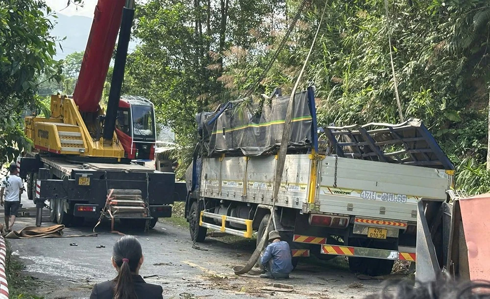 ベトナム中部クアンガイ省の峠道で車両転落事故、2名が死亡
