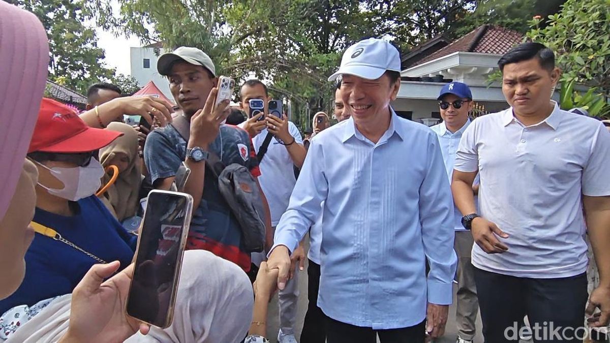 Jokowi Receives Birthday Greetings in Solo, Distributes Aid to Supporters