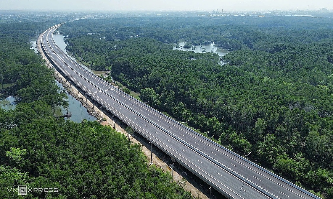 Mekong Delta to Vietnam's Top Airport Linked by $1.1B Expressway Nearing Completion