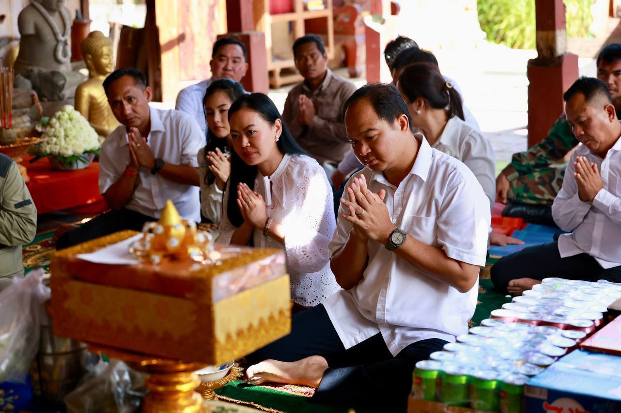 Preah Vihear Governor Offers Alms and Offerings to Four Temples During Kandal Festival