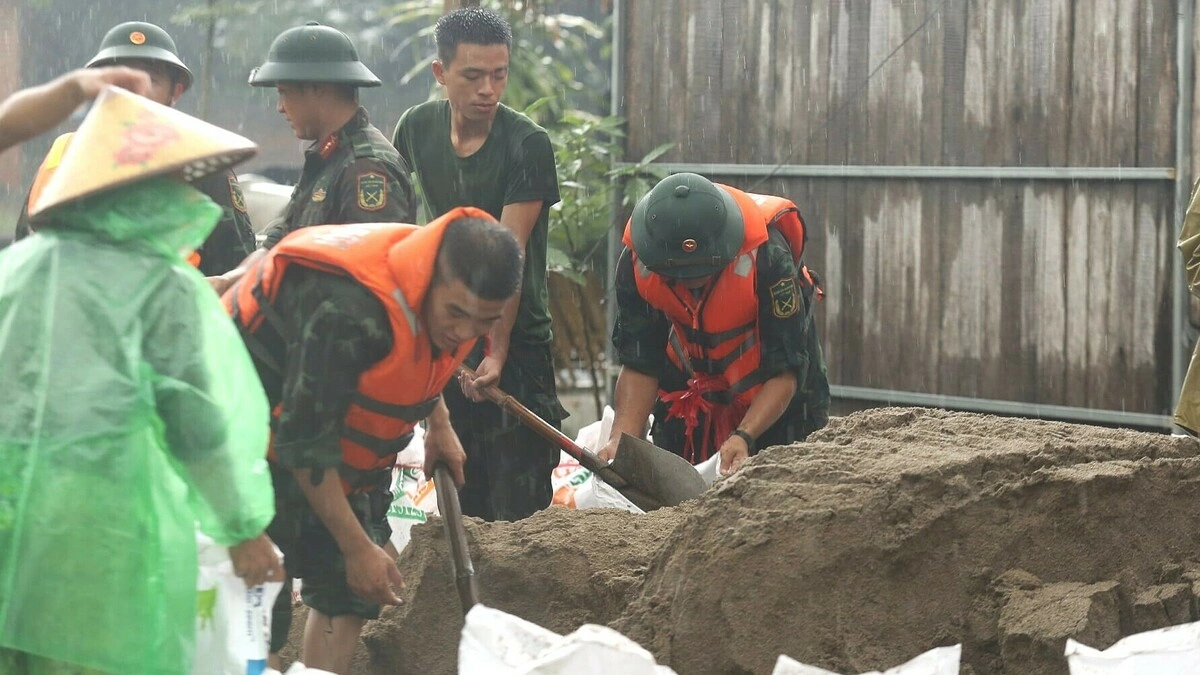 豪雨で氾濫寸前、ハノイ郊外で住民と兵士が必死の堤防強化