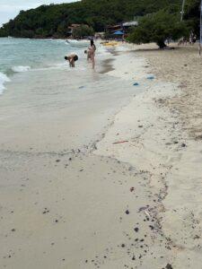 Oily Substance Fouls Koh Larn Beaches, Affecting Swimmers
