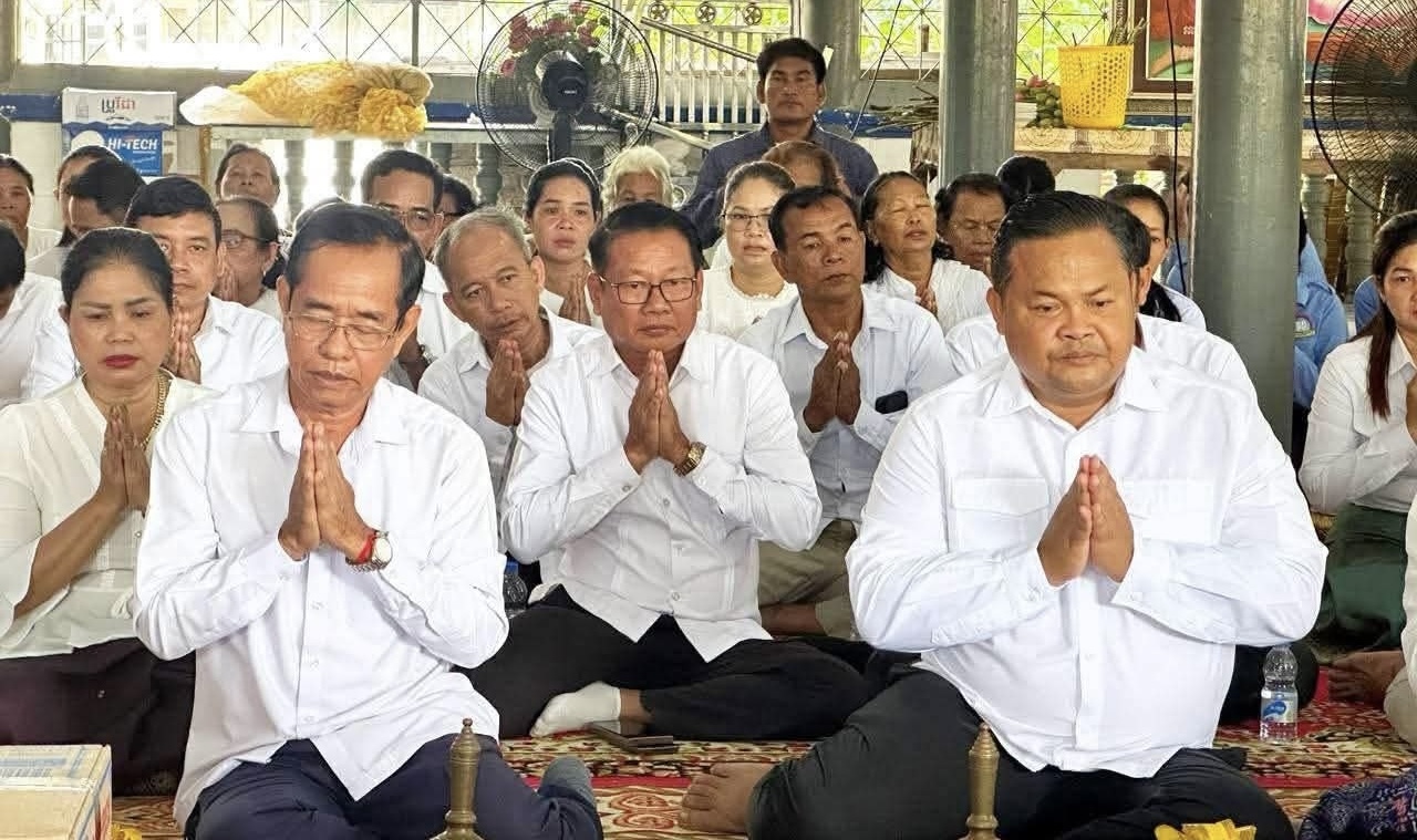 Cambodia: District Administration Donates Aid to Buddhist Monks During Rainy Season Retreat