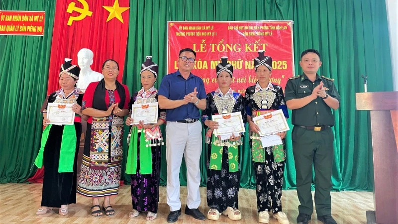Literacy Program for H’Mong Women Concludes in Border Region of Nghe An, Vietnam