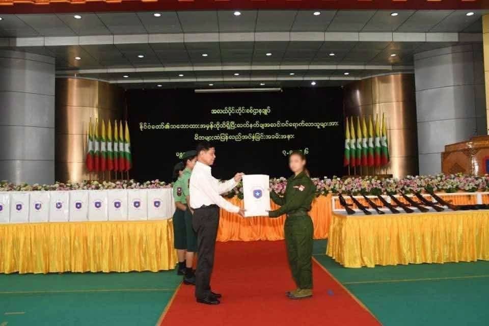 約200人が「投降」も武器は8丁のみ、兵士逃亡者と拘束された市民で「茶番劇」を演出
