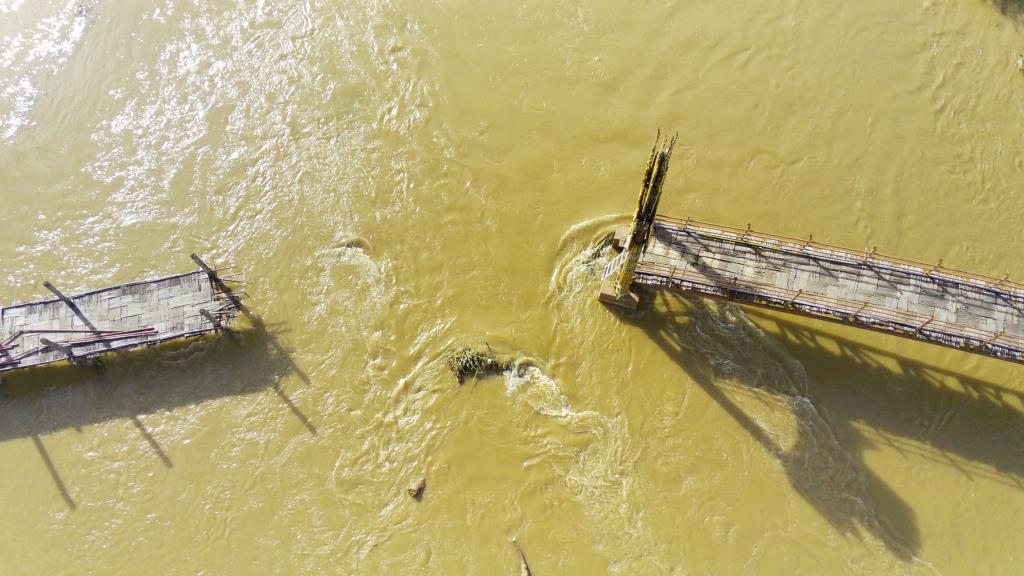 タイ北部、洪水被害で「スー・トーンペー」橋が寸断 復旧見通し立たず