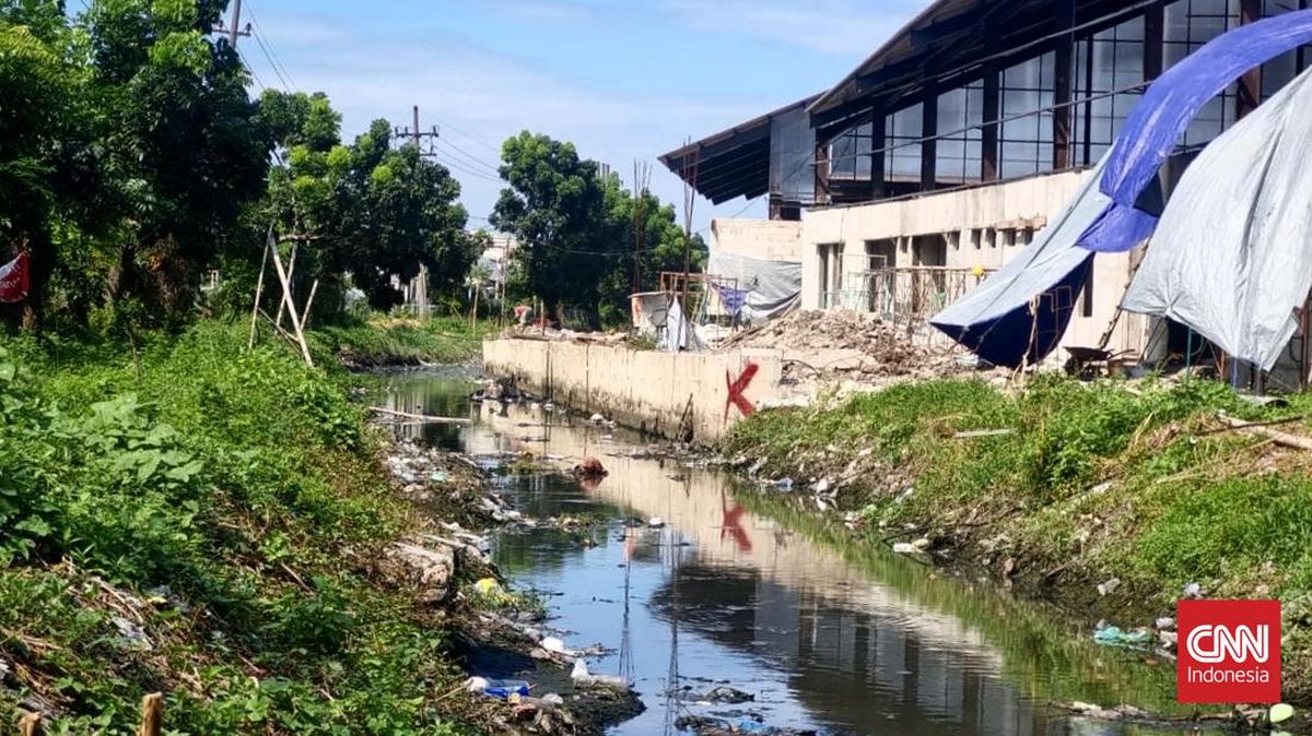 Surabaya Fishermen and Fish Farmers Protest Padel Court Project Allegedly Encroaching River Banks