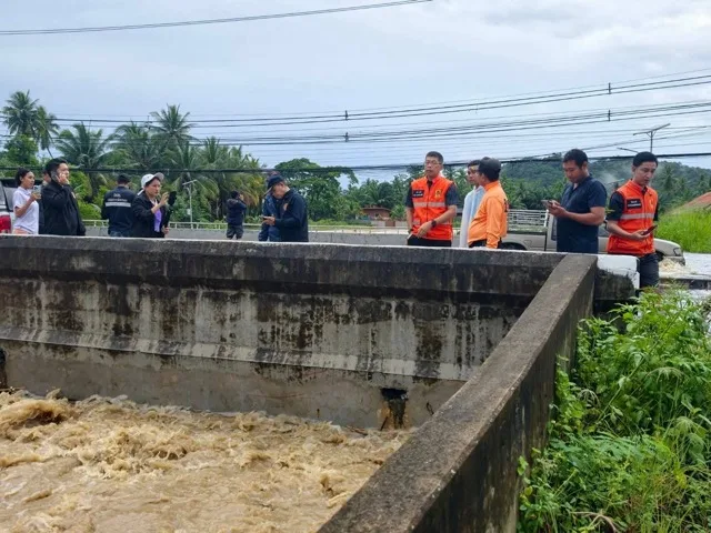 プラチュワップ県副知事、大雨被害のバンサパンを視察