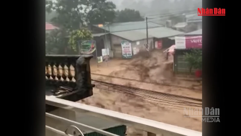 Heavy Rains Cause Flash Floods, Landslides in Northern Vietnam; Homes Washed Away in Muong Than, Residents Isolated