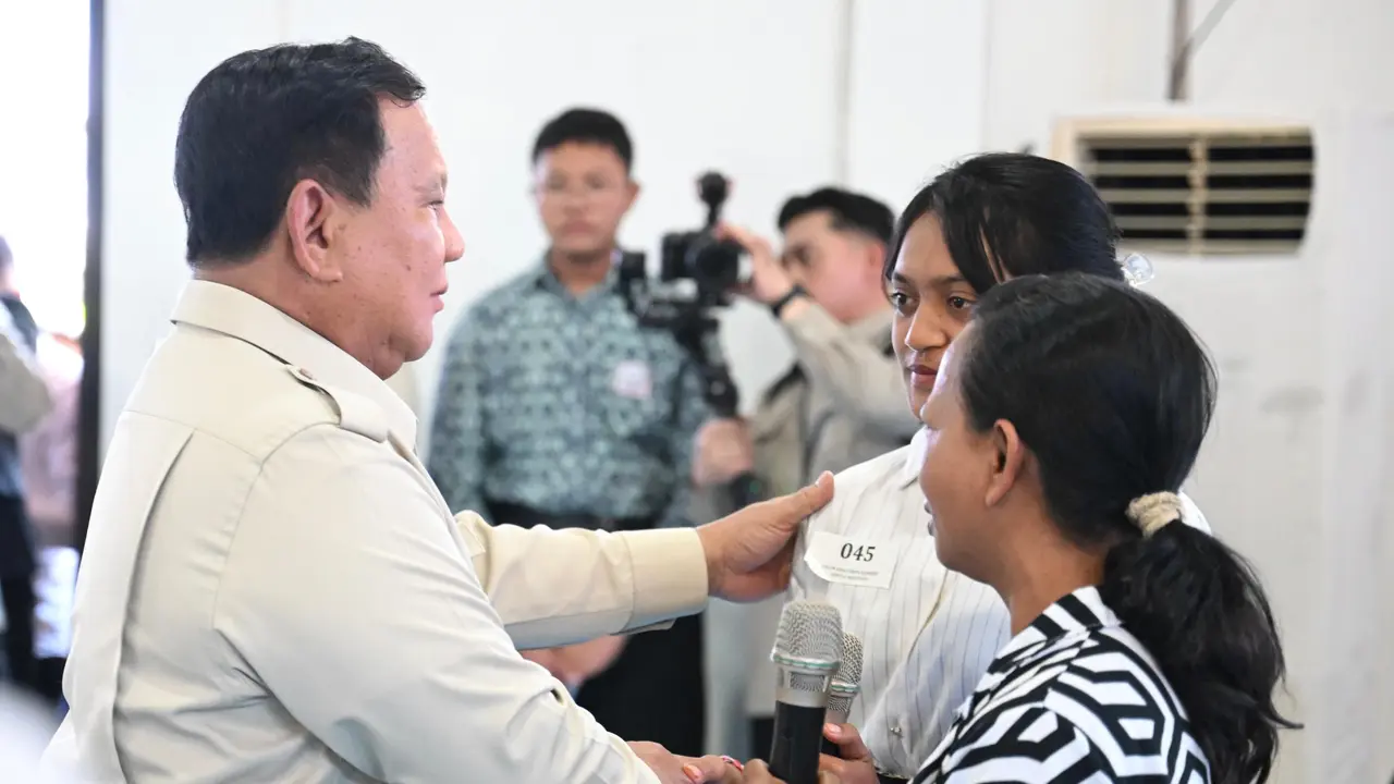 プラボウォ大統領、バリの「国民学校」を視察、経済的困難を抱える生徒と両親の涙