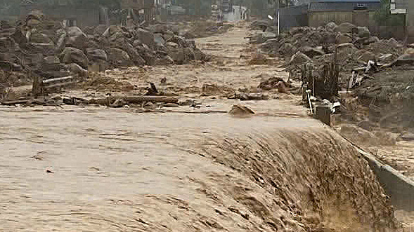 ベトナム北部、豪雨で再び洪水 復旧作業中断、住民に避難勧告