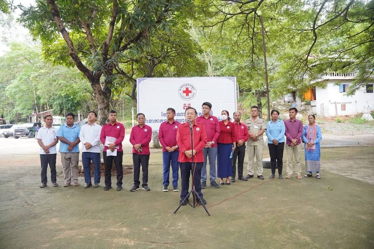Battambang Governor Distributes Humanitarian Aid to Tornado Victims