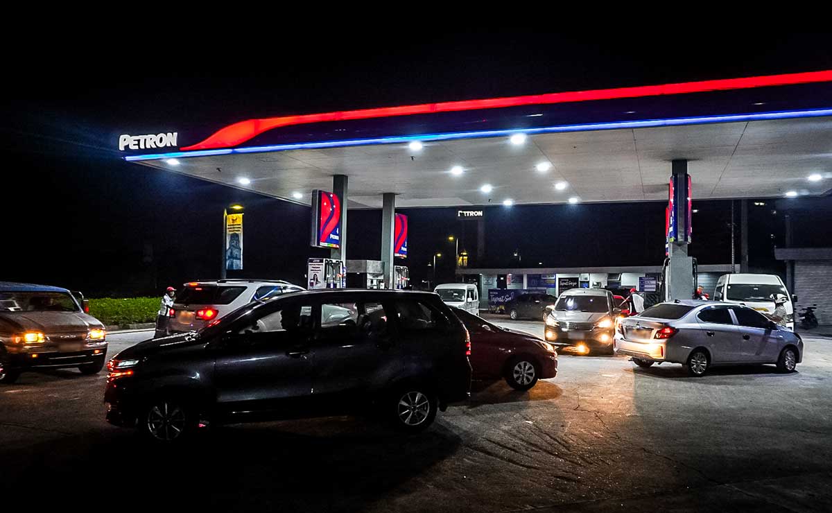Iloilo City Motorists Queue for Fuel Ahead of Price Hike