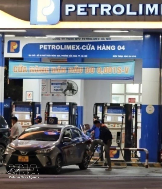 Vietnam adjusts retail fuel prices and advances economic diversification