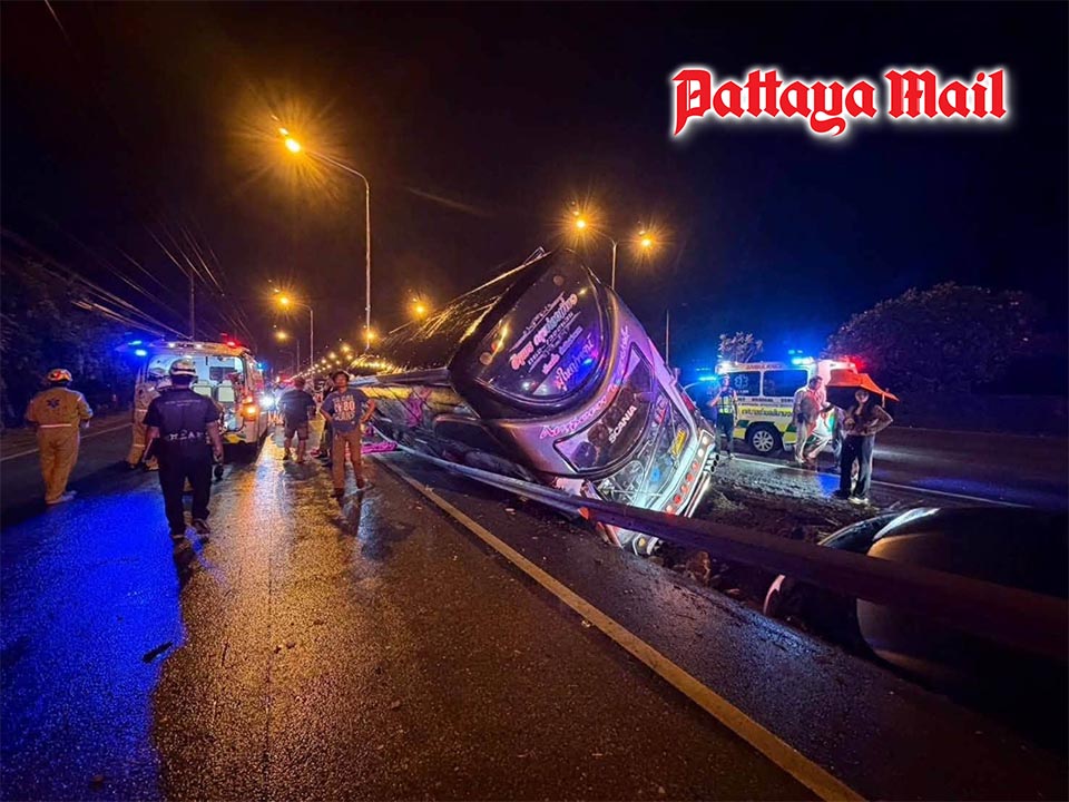 タイ・コラートで観光バスが乗用車と衝突、側溝に転落 4人負傷