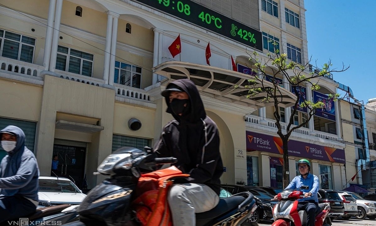 Vietnam's Economy at Risk from Extreme Heat: Lessons from Singapore on Maintaining Productivity