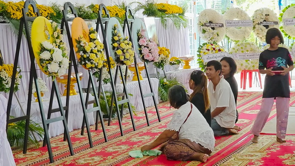 タイで交通事故死の僧侶に弔問殺到、火葬は7月8日