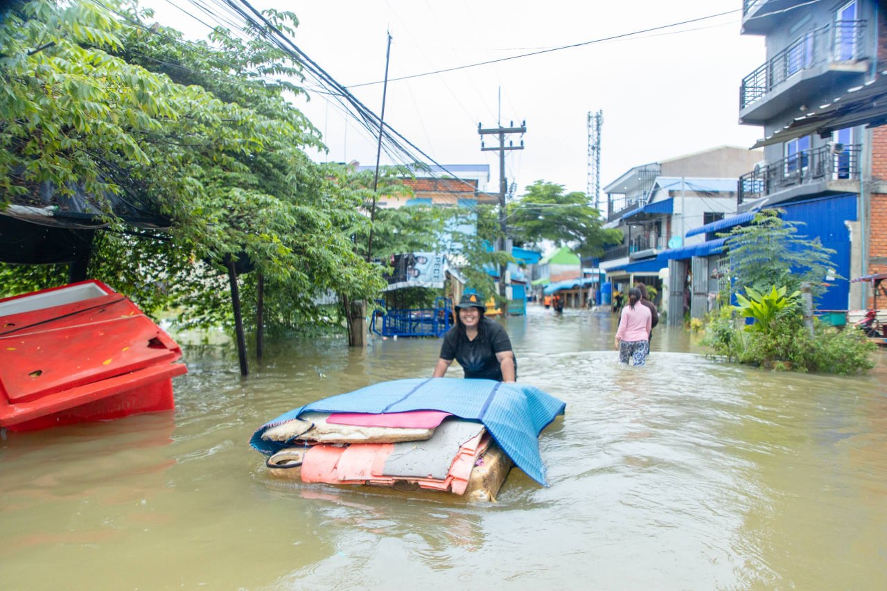Poipet City Flooded, Over 300 Families Evacuated to Safety