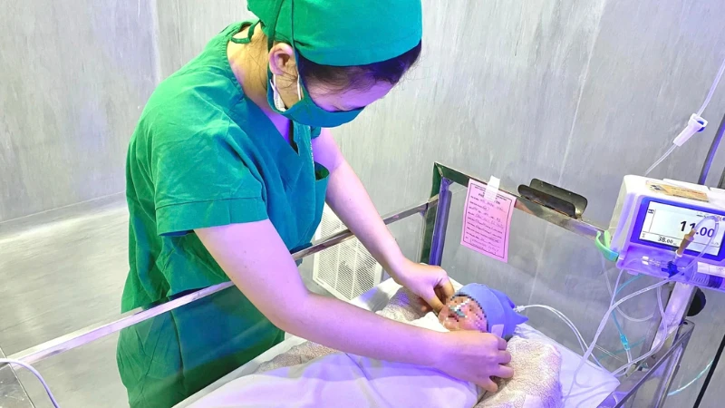 Can Tho Hospital's Emergency Response Saves Premature Infant Facing Umbilical Cord Prolapse