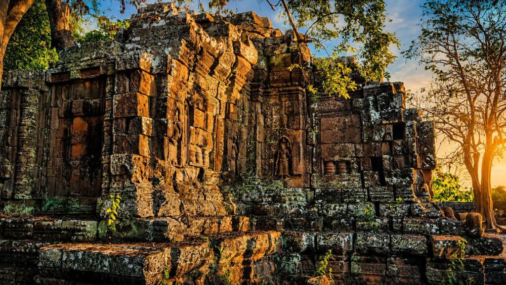 アンコール遺跡に隠された静寂:南西角の寺院、夕陽と歴史の眺望