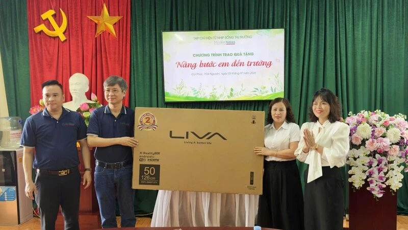 "Nâng bước em đến trường" Program Supports Disadvantaged Students in Thai Nguyen